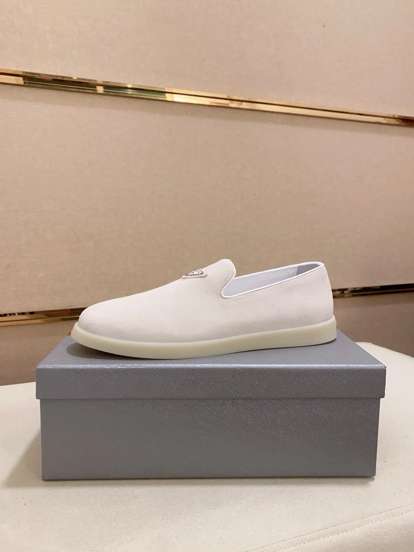 Men's shoes 💰 580💰 ✔️✔️✔️High-quality new PRADA counters are launched at the same time. The new men's shoes and 😘fabrics are selected from high-silk bald cowhide and are made by pure handicrafts. Lining: Full cowhide lining. 👍🏿 High-end ☄️ air-cushion molded anti-slip rubber outsole, exquisite lines, simple and elegant, comfortable and high-end for leisure travel. Code number: 38 to 44 (45 can be customized)